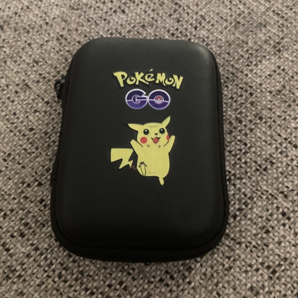 Stuff like Pokémon cases and cards - Picture 2 of 3